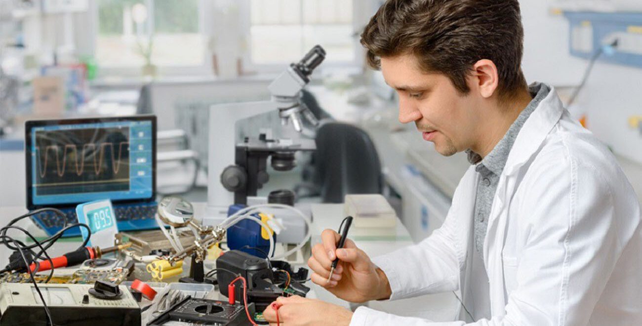 Elektronikai technikus orvosi eszközök javításán dolgozik a kórházban.