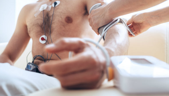 Kórházi diagnózis: EKG és vérnyomásmérés betegen.