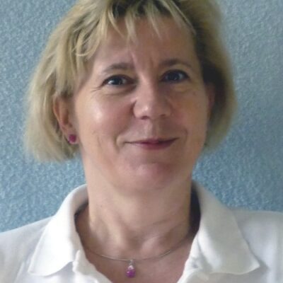 Dr. Dobo portréja, fehér pólóban.