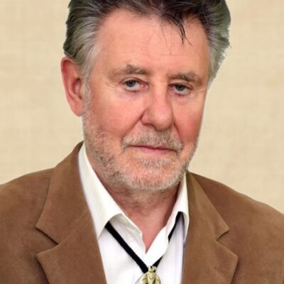 Dr. Simon Kornél portréja, barna zakóban.