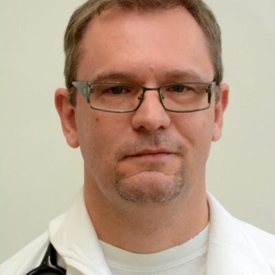 Dr. Sürek Róbert, kórházi orvos, fehér köpenyben.