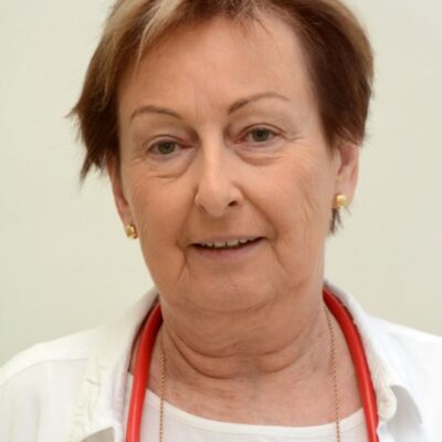 Dr. Szépvolgyi Anikó, orvos, fehér köpenyben, sztetoszkóppal.