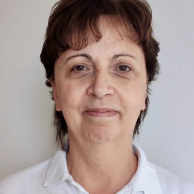 Kórházi dolgozó portréja fehér pólóban.